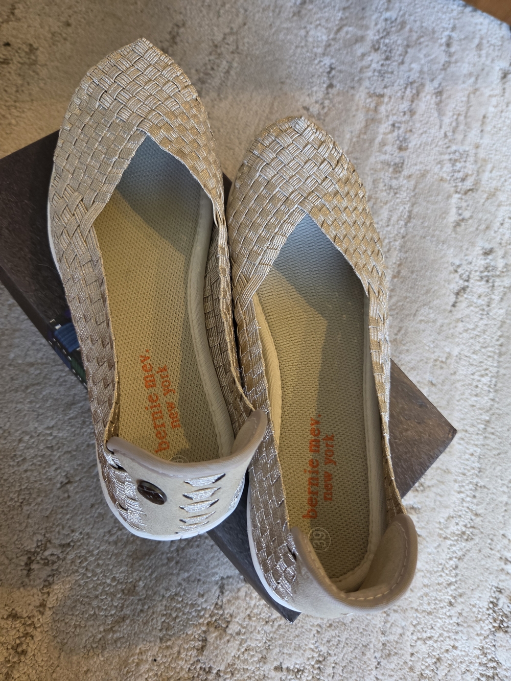 bernie mev. Women's Beige Woven Ballet Flats, Sz. 8
